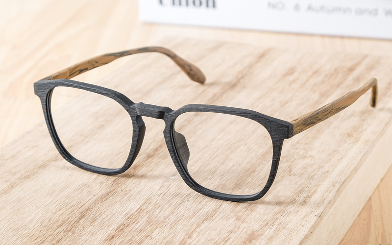 Xu Hướng Kính Mắt Năm 2025 Mới Nhất - Sự trở lại của gọng kính oversize và phong cách retro